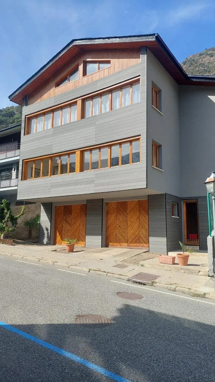 Després – Renovació completa de façana amb façana ventilada i fusteria exterior.